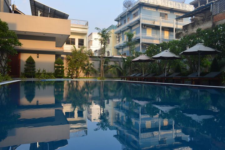 Hotel with Pool
