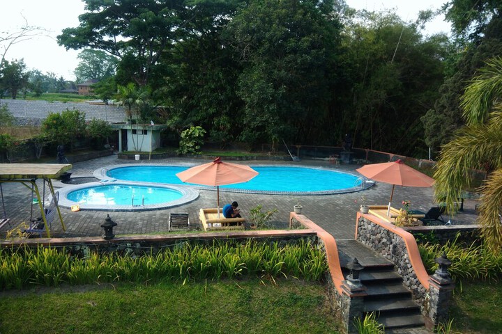 Hotel with Pool