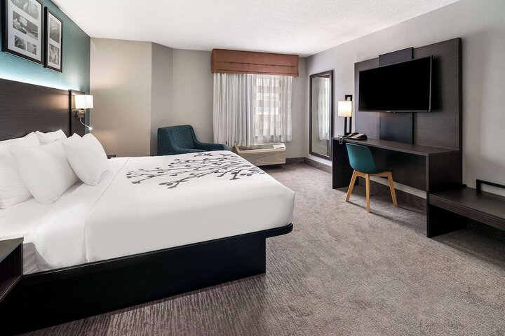 Queen Bed Accessible (4 of 12)