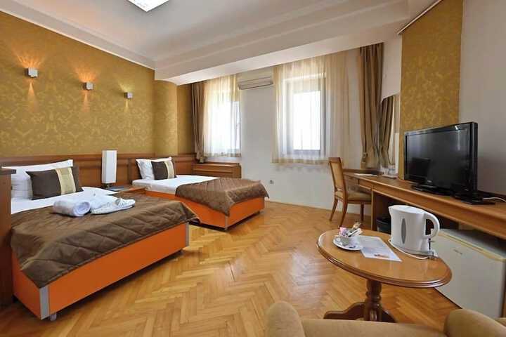 Room 9 of 93
