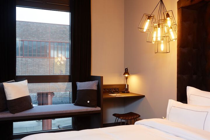 Room 6 of 33