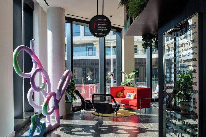 Lobby lounge