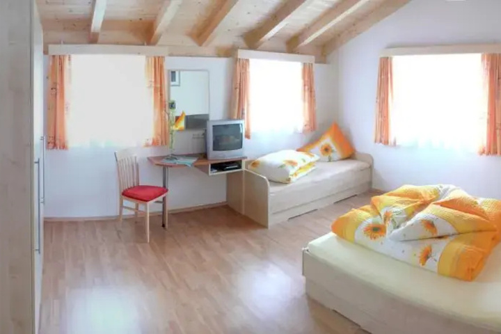 Room 3 of 16