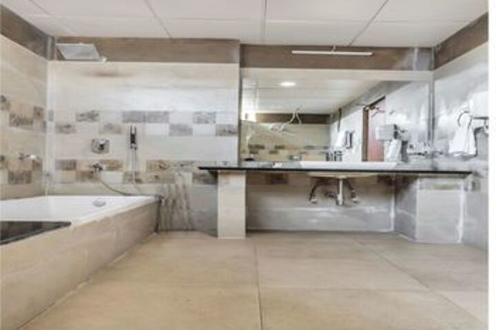 Room 2 of 23