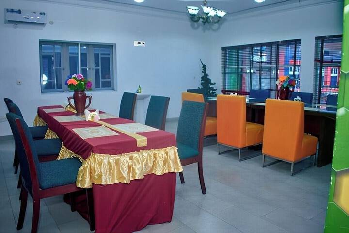 Dining 17 of 20