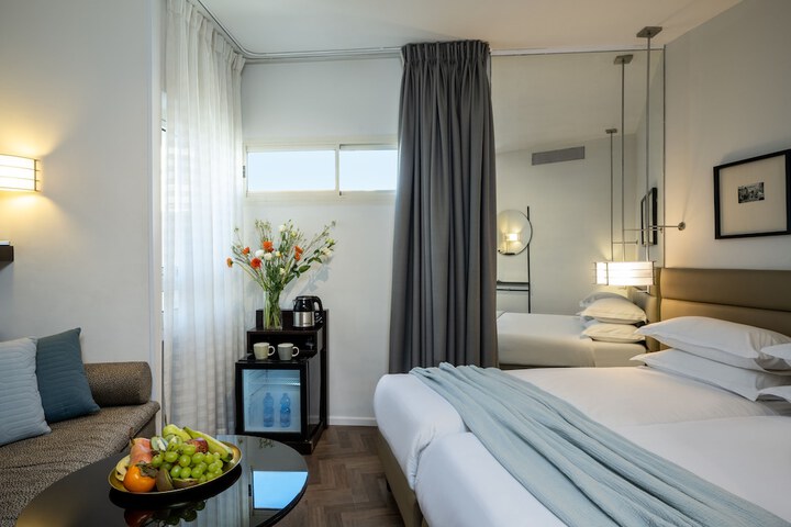 Room 12 of 64