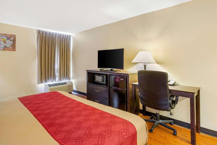 1 King Bed (3 of 8)