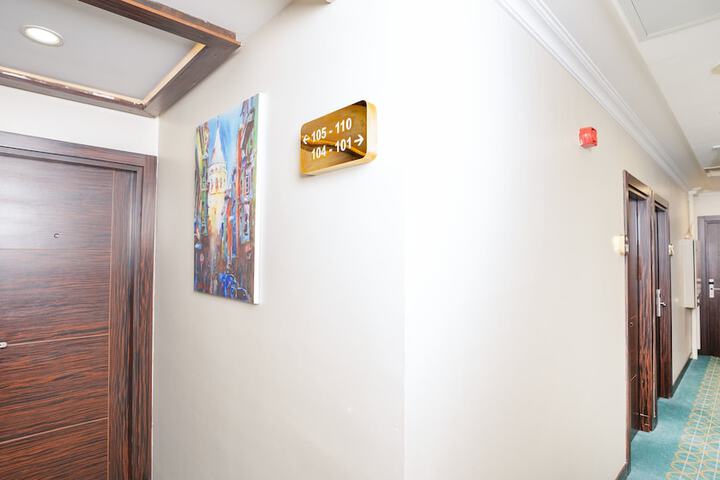 Ballroom/Hall 85 of 94