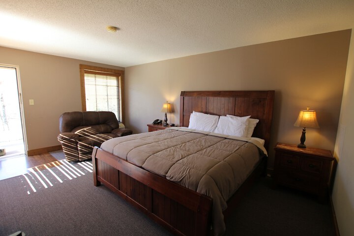 1 King Bed Lake View (1 of 14)