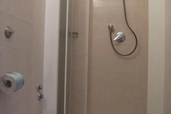 Room 4 of 7