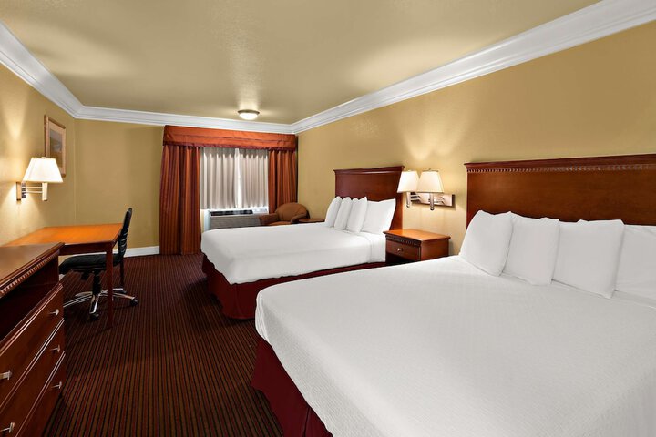 2 Queen Beds Microwave and Refrigerator WiFi Continental Breakfast (6 of 7)