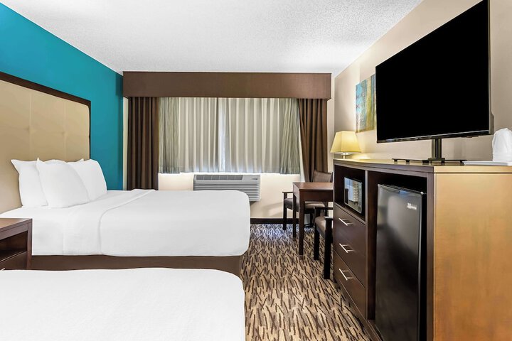 1 Queen Bed Shower Microwave and Refrigerator Flat Screen Television High Speed Internet Accessible Full Breakfast (16 of 20)