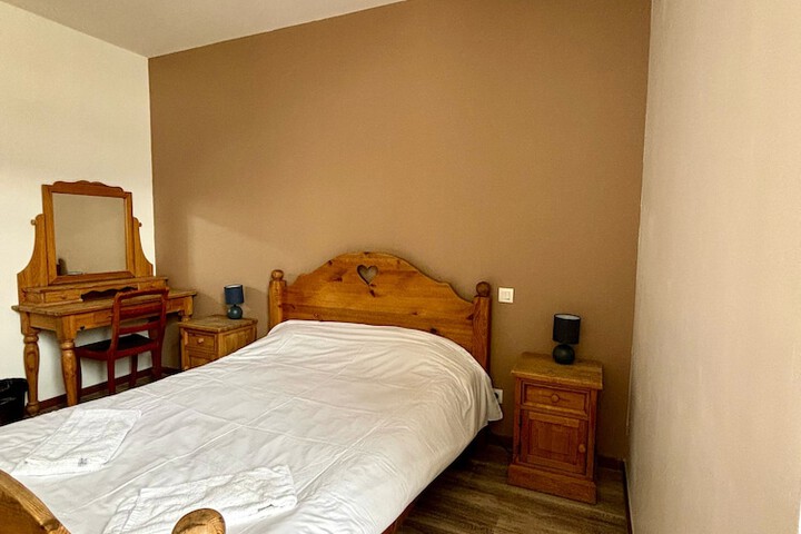 Room 5 of 33