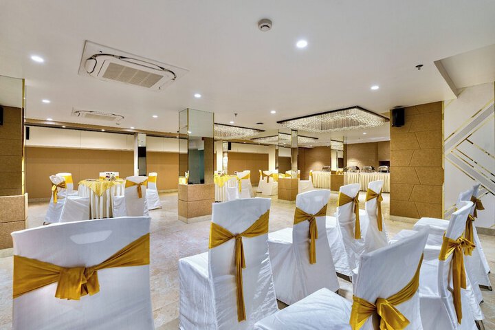 Ballroom/Hall 44 of 48