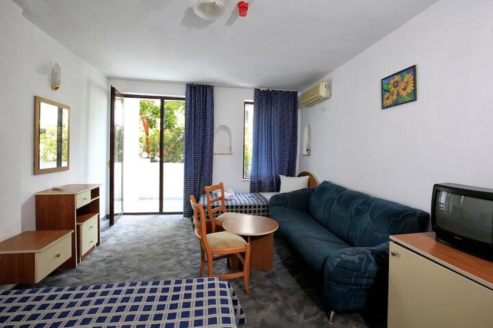 Room 13 of 35