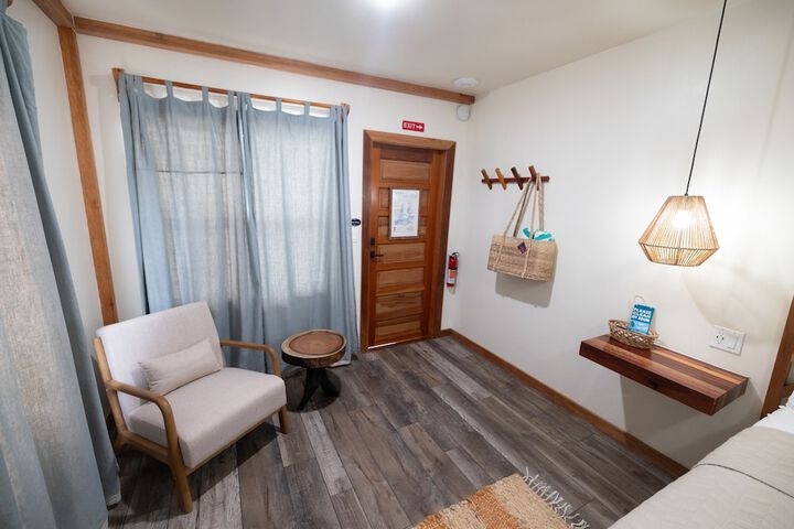 Room 4 of 105