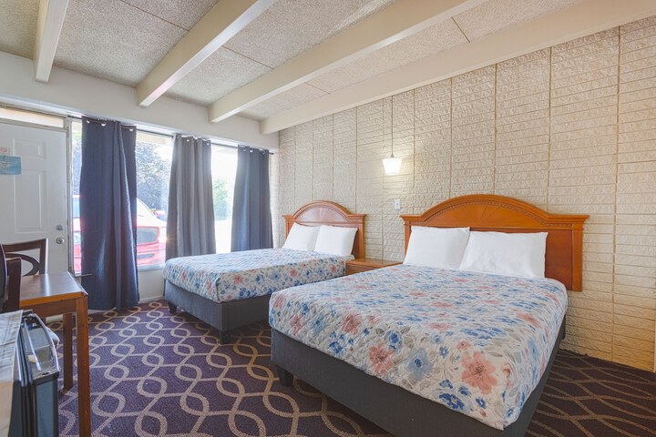 1 Queen Bed (6 of 26)