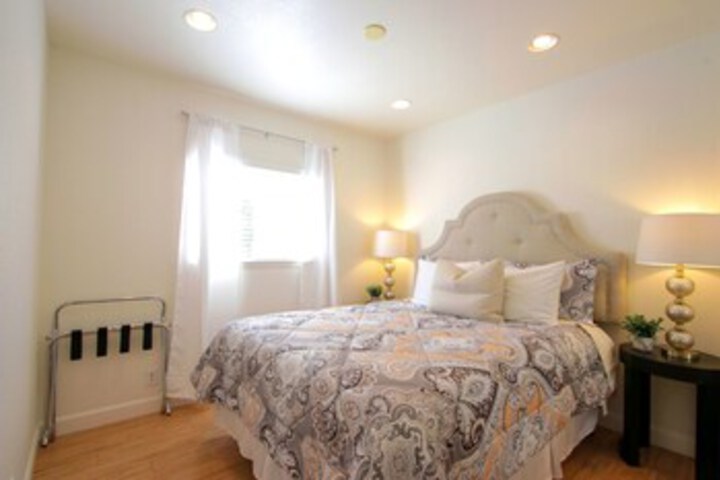 Room 4 of 9