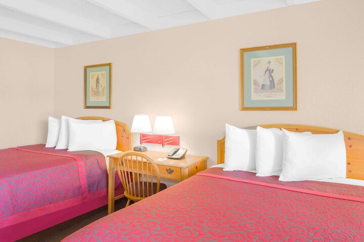 2 Queen Beds (1 of 6)