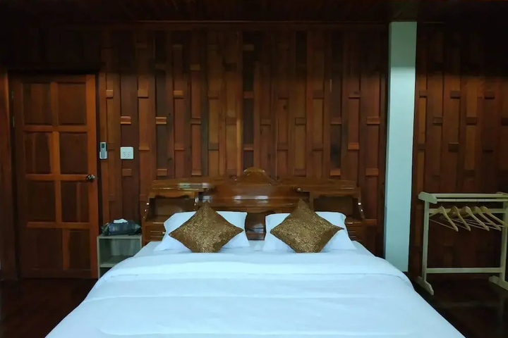 Room 6 of 11