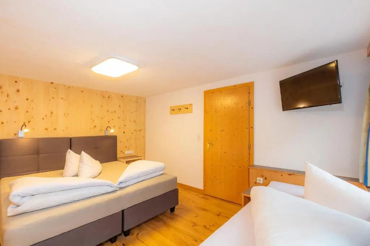 Room 3 of 8