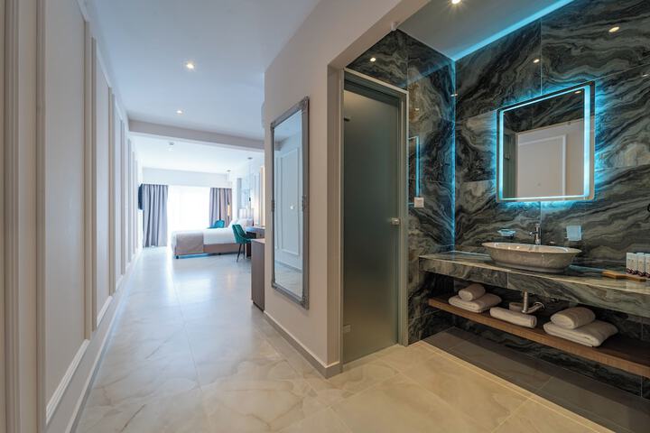 Room 4 of 187