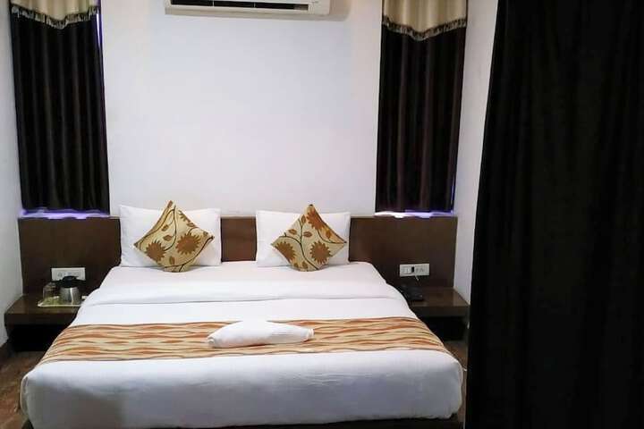 Room 7 of 12