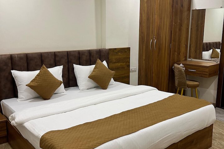 Room 6 of 17