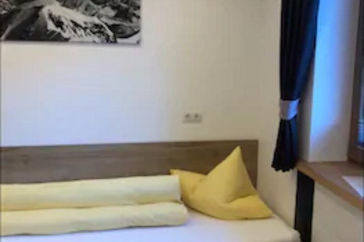 Room 7 of 8