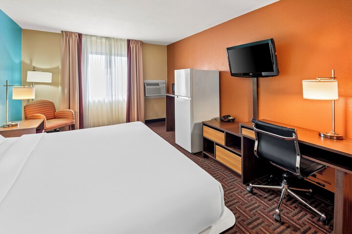 1 King Bed (2 of 6)