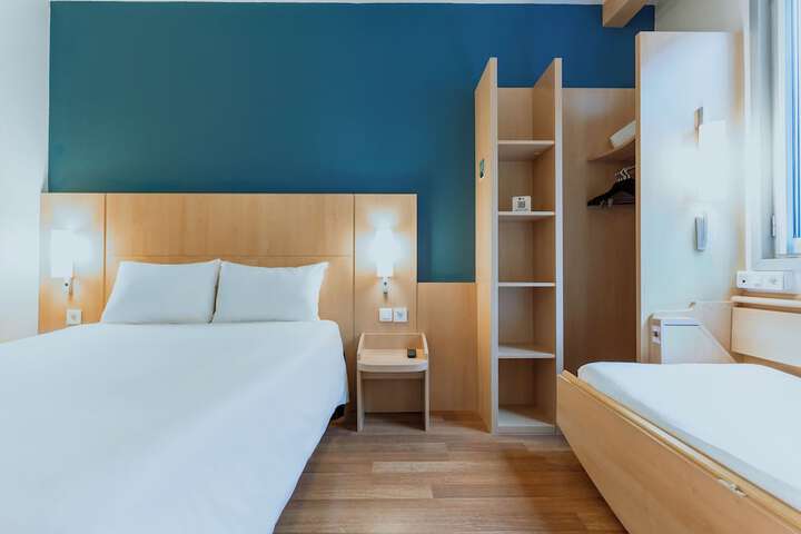 Room 15 of 110