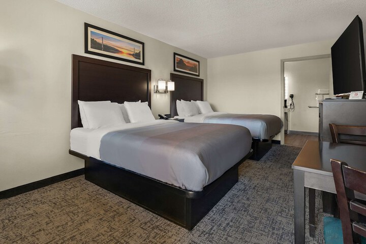 2 Queen Beds (10 of 14)