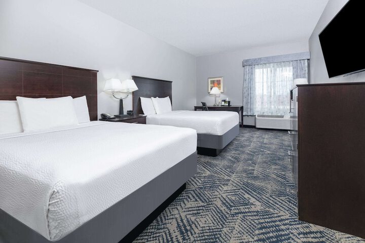 2 Queen Beds (3 of 8)