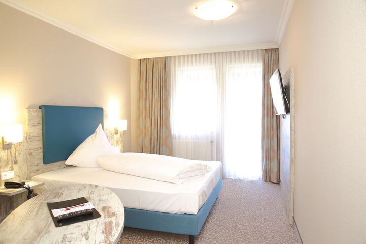 Room 5 of 33