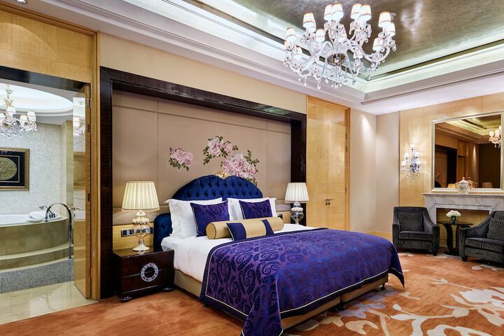 Room 6 of 100