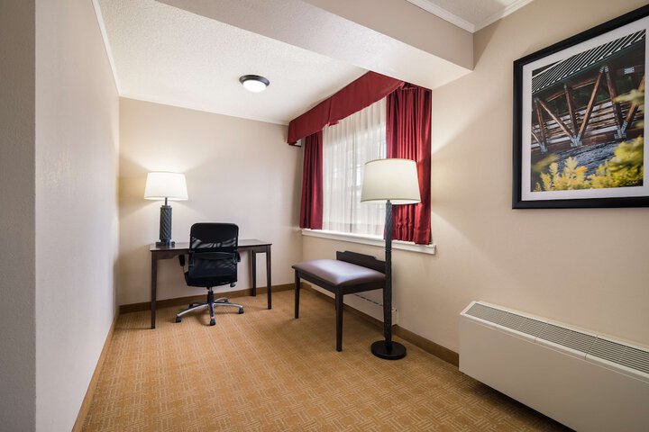 1 Queen Bed (6 of 8)