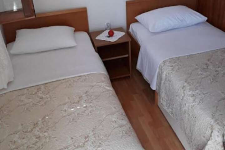 Room 7 of 33