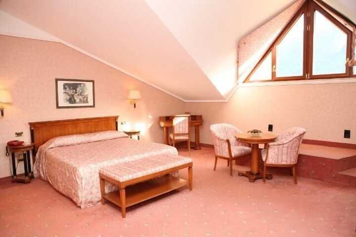 Room 7 of 35