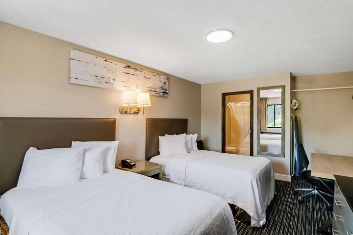 2 Queen Beds (8 of 9)