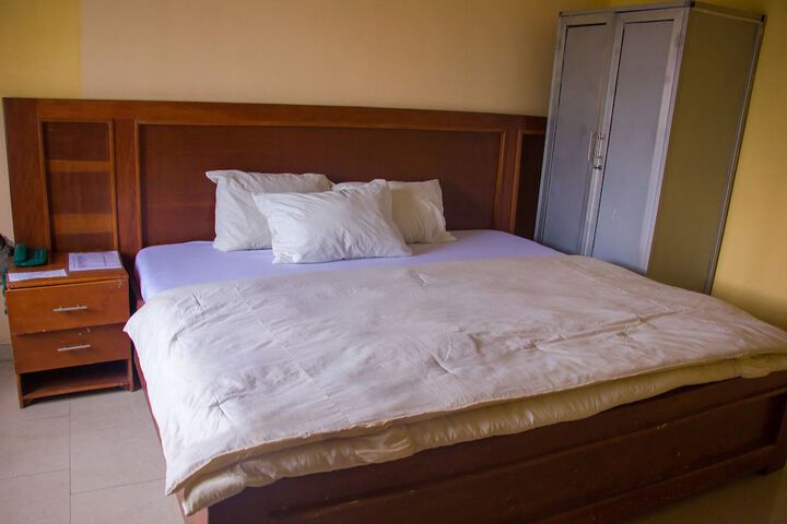 Room 9 of 16