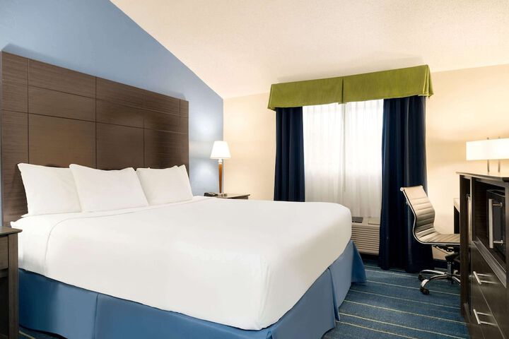 1 King Bed (7 of 10)