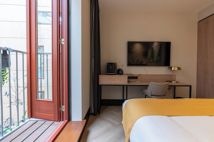 Room 10 of 32