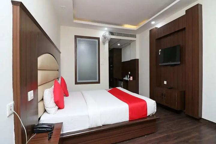 Room 6 of 16