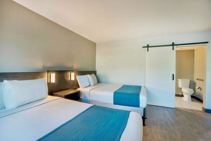 1 Queen Bed (9 of 9)