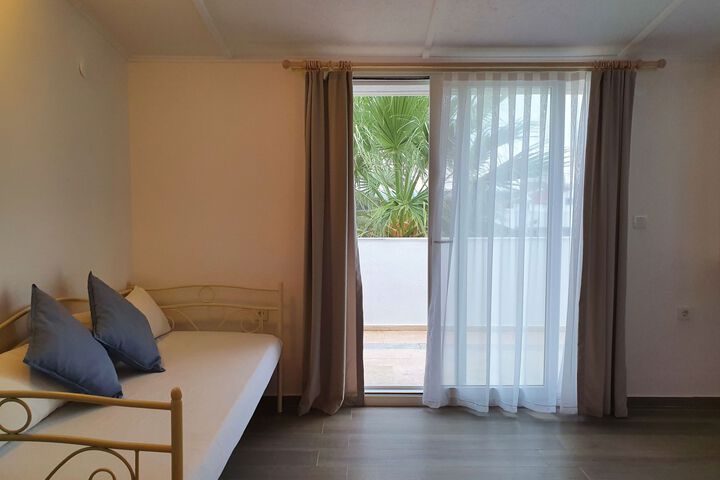 Room 28 of 65