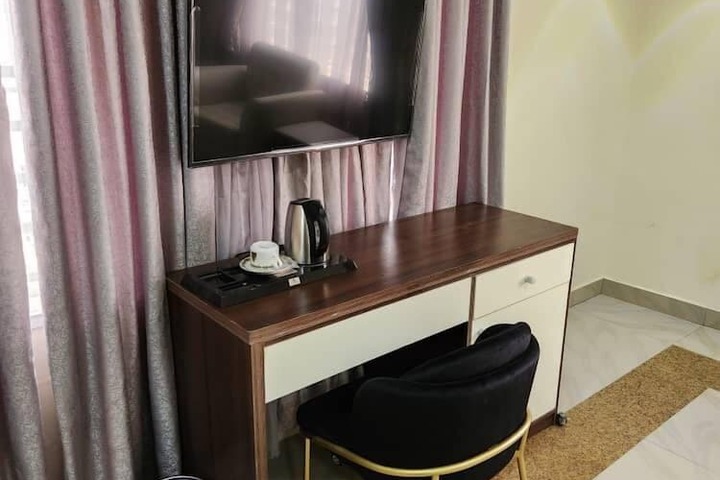 Room 6 of 34