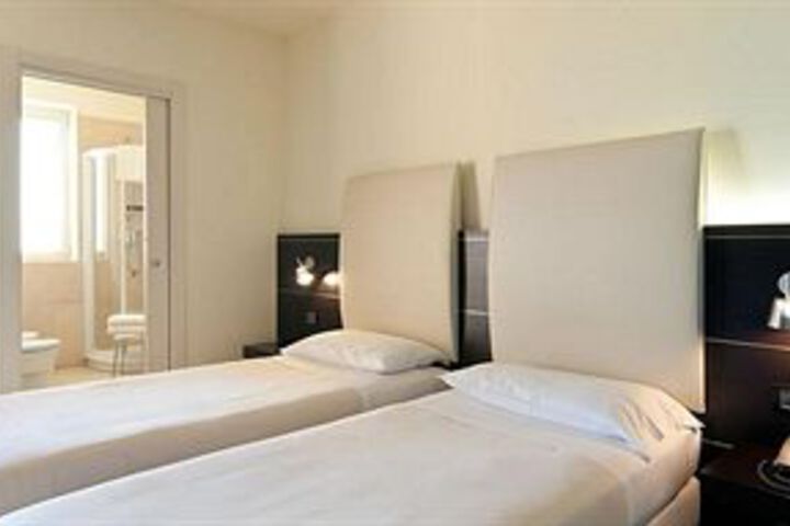 Hotel Suite Photo