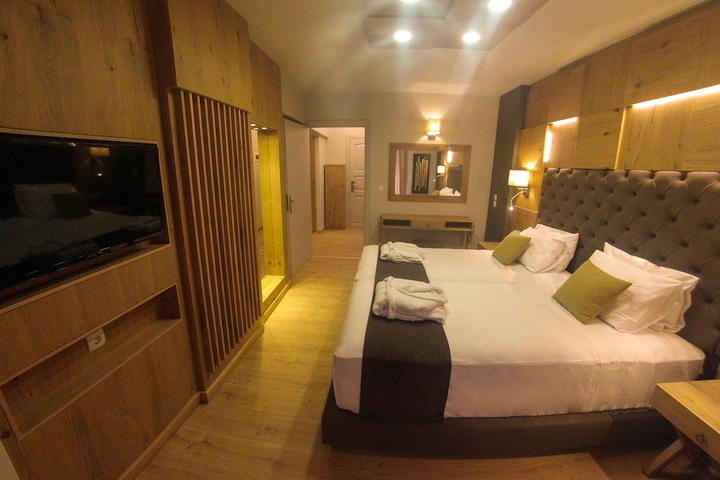 Room 9 of 90