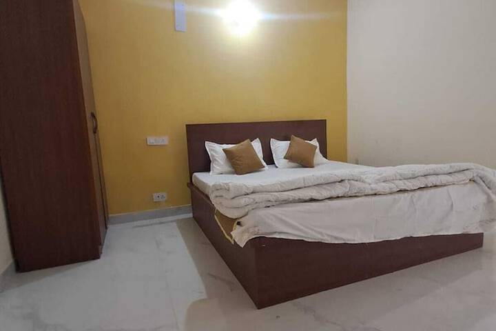 Room 4 of 11