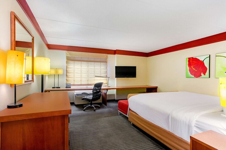 1 King Bed Deluxe Room (6 of 16)